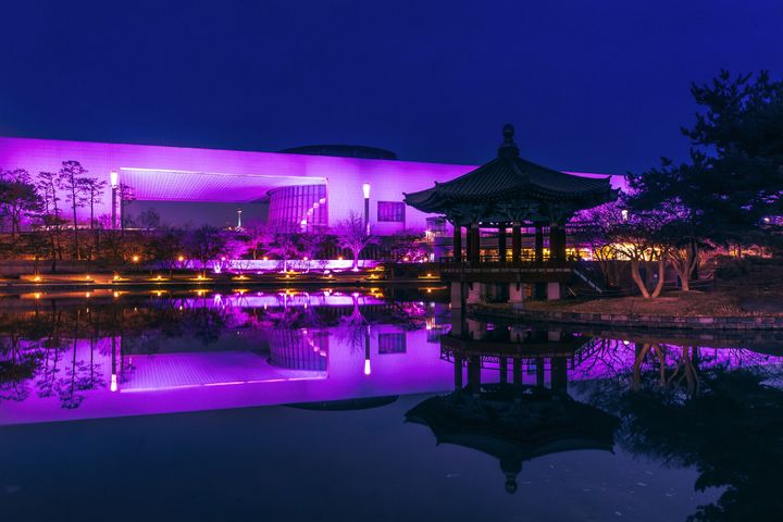 [서울=뉴시스] YG엔터테인먼트는 블랙핑크 컴백을 기념해 내달 8일까지 서울 용산구 국립중앙박물관에서 '국중박 X 블랙핑크' 프로젝트를 선보인다고 27일 밝혔다. 사진은 '국중박 X 블랙핑크' 프로젝트가 진행되는 국립중앙박물관 모습. (사진=YG엔터테인먼트 제공) 2026.02.27. photo@newsis.com *재판매 및 DB 금지