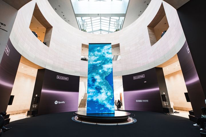 [서울=뉴시스] YG엔터테인먼트는 블랙핑크 컴백을 기념해 내달 8일까지 서울 용산구 국립중앙박물관에서 '국중박 X 블랙핑크' 프로젝트를 선보인다고 27일 밝혔다. 사진은 '국중박 X 블랙핑크' 프로젝트가 진행되는 국립중앙박물관 모습. (사진=YG엔터테인먼트 제공) 2026.02.27. photo@newsis.com *재판매 및 DB 금지