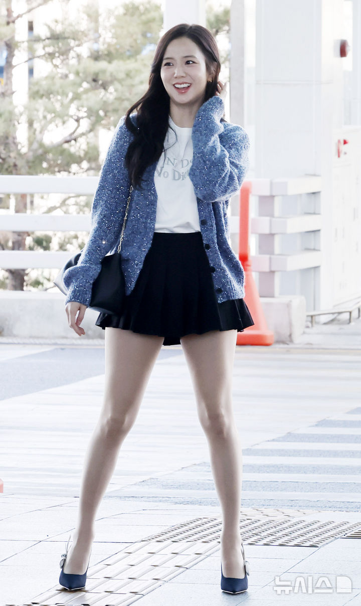 [인천공항=뉴시스] 김혜진 기자 = 그룹 블랙핑크 지수가 해외 패션쇼 참석을 위해 27일 인천국제공항을 통해 프랑스 파리로 출국 하고 있다. 2026.02.27. jini@newsis.com