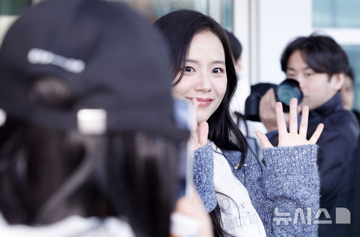 [인천공항=뉴시스] 김혜진 기자 = 그룹 블랙핑크 지수가 해외 패션쇼 참석을 위해 27일 인천국제공항을 통해 프랑스 파리로 출국 하고 있다. 2026.02.27. jini@newsis.com