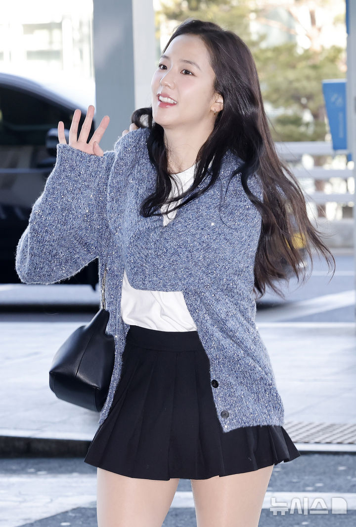 [인천공항=뉴시스] 김혜진 기자 = 그룹 블랙핑크 지수가 해외 패션쇼 참석을 위해 27일 인천국제공항을 통해 프랑스 파리로 출국 하고 있다. 2026.02.27. jini@newsis.com