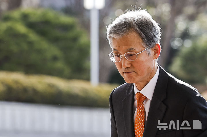 [서울=뉴시스] 정병혁 기자 = 조희대 대법원장이 지난 27일 서울 서초구 대법원으로 출근하고 있다. 2026.02.27. jhope@newsis.com