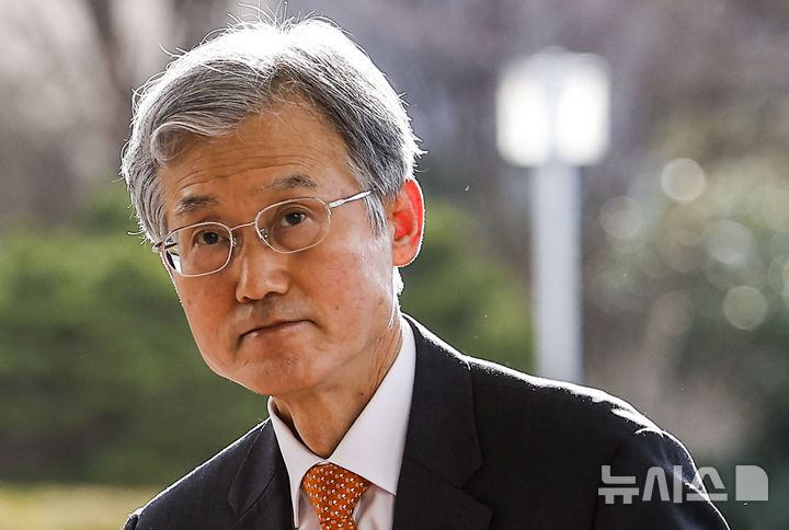 [서울=뉴시스] 정병혁 기자 = 조희대 대법원장이 27일 서울 서초구 대법원으로 출근하고 있다. 2026.02.27. jhope@newsis.com