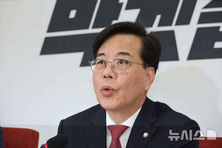 [서울=뉴시스] 김금보 기자 = 송언석 국민의힘 원내대표가 27일 오전 서울 여의도 국회에서 기자간담회를 열고 발언을 하고 있다. 2026.02.27. kgb@newsis.com