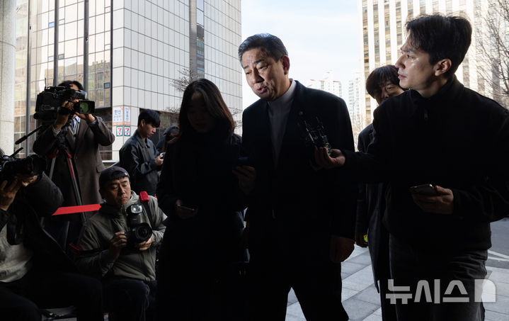 [서울=뉴시스] 황준선 기자 = 정치자금법 위반 등 각종 비위 의혹을 받는 김병기 무소속 의원이 27일 오전 서울 마포구 공공범죄수사대에서 열린 2차 피의자 조사에 출석하고 있다. 2026.02.27. hwang@newsis.com