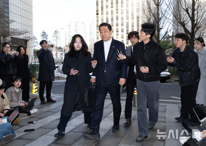 [서울=뉴시스] 황준선 기자 = 정치자금법 위반 등 각종 비위 의혹을 받는 김병기 무소속 의원이 27일 오전 서울 마포구 공공범죄수사대에서 열린 2차 피의자 조사에 출석하고 있다. 2026.02.27. hwang@newsis.com