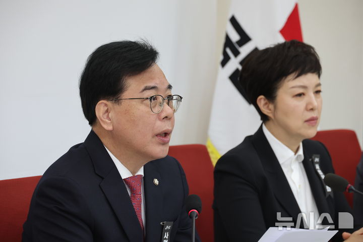 [서울=뉴시스] 김금보 기자 = 송언석 국민의힘 원내대표가 27일 오전 서울 여의도 국회에서 기자간담회를 열고 발언을 하고 있다. 2026.02.27. kgb@newsis.com