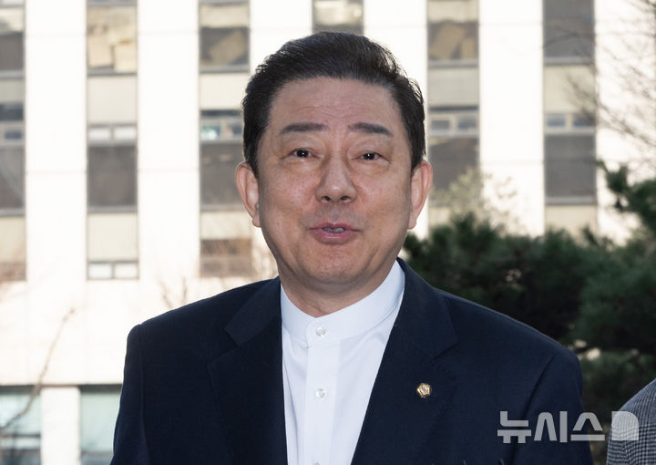 [서울=뉴시스] 황준선 기자 = 정치자금법 위반 등 각종 비위 의혹을 받는 김병기 무소속 의원이 27일 오전 서울 마포구 공공범죄수사대에서 열린 2차 피의자 조사에 출석하며 입장을 밝히고 있다. 2026.02.27. hwang@newsis.com