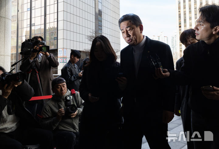 [서울=뉴시스] 황준선 기자 = 정치자금법 위반 등 각종 비위 의혹을 받는 김병기 무소속 의원이 27일 오전 서울 마포구 공공범죄수사대에서 열린 2차 피의자 조사에 출석하고 있다. 2026.02.27. hwang@newsis.com