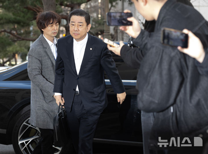 '13개 의혹' 김병기, 경찰 2차 출석…"조사 후 따로 말할 것"