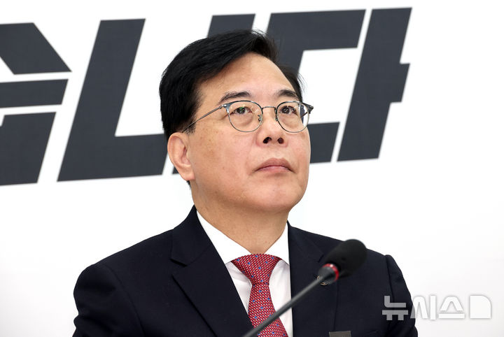 [서울=뉴시스] 김금보 기자 = 송언석 국민의힘 원내대표가 27일 오전 서울 여의도 국회에서 열린 기자간담회에서 생각에 잠겨 있다. 2026.02.27. kgb@newsis.com