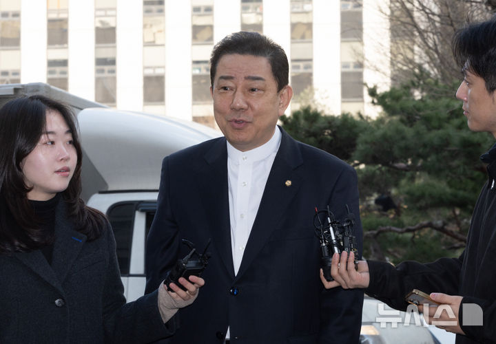 [서울=뉴시스] 황준선 기자 = 정치자금법 위반 등 각종 비위 의혹을 받는 김병기 무소속 의원이 27일 오전 서울 마포구 공공범죄수사대에서 열린 2차 피의자 조사에 출석하며 입장을 밝히고 있다. 2026.02.27. hwang@newsis.com