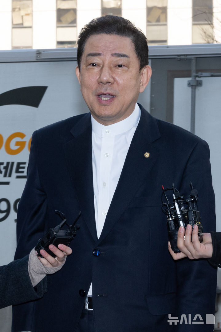 [서울=뉴시스] 황준선 기자 = 정치자금법 위반 등 각종 비위 의혹을 받는 김병기 무소속 의원이 27일 오전 서울 마포구 공공범죄수사대에서 열린 2차 피의자 조사에 출석하며 입장을 밝히고 있다. 2026.02.27. hwang@newsis.com
