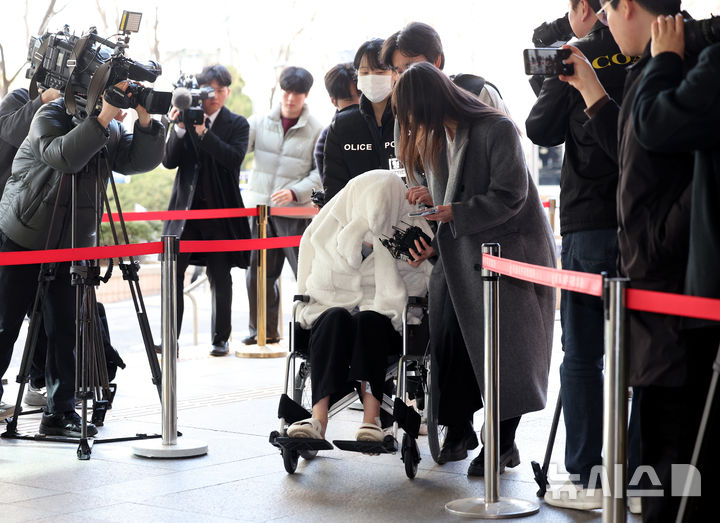 [서울=뉴시스] 김진아 기자 = 약에 취한 상태로 서울 반포대교를 달리다가 한강 둔치로 추락한 포르쉐 차량 운전자 30대 여성 A씨가 27일 서울 마포구 서울서부지방법원에서 마약류관리법 위반 및 도로교통법상 약물운전 혐의로 구속 전 피의자 신문(영장실질심사)를 받기 위해 출석하고 있다. 2026.02.27. bluesoda@newsis.com
