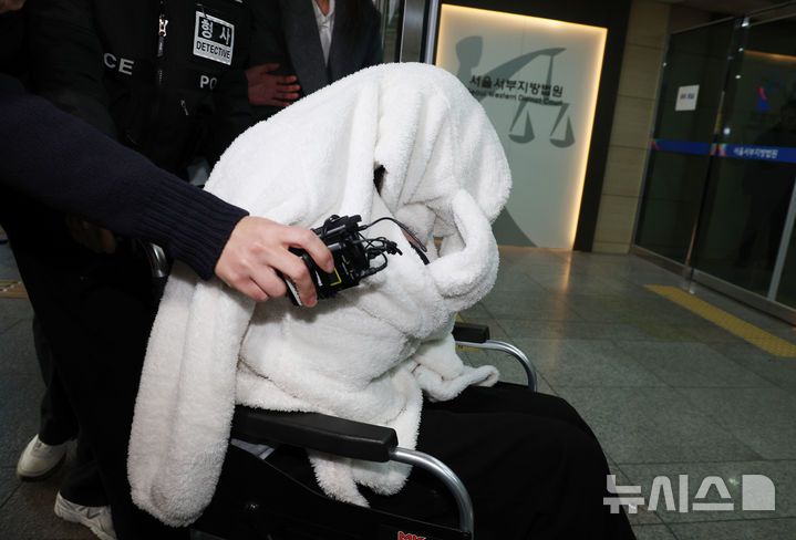 [서울=뉴시스] 김진아 기자 = 약에 취한 상태로 서울 반포대교를 달리다가 한강 둔치로 추락한 포르쉐 차량 운전자 30대 여성 A씨가 27일 서울 마포구 서울서부지방법원에서 마약류관리법 위반 및 도로교통법상 약물운전 혐의로 구속 전 피의자 신문(영장실질심사)를 받기 위해 출석하고 있다. 2026.02.27. bluesoda@newsis.com