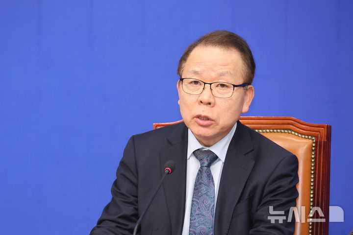 [서울=뉴시스] 김금보 기자 = 김이수 더불어민주당 중앙당 공천관리위원장이 지난달 27일 오전 서울 여의도 국회에서 공천 심사 결과 1차발표를 하고 있다. 더불어민주당은 우상호 전 청와대 정무수석을 오는 지방선거에서 강원특별자치도 도지사 후보에 단수공천한다. 2026.02.27. kgb@newsis.com