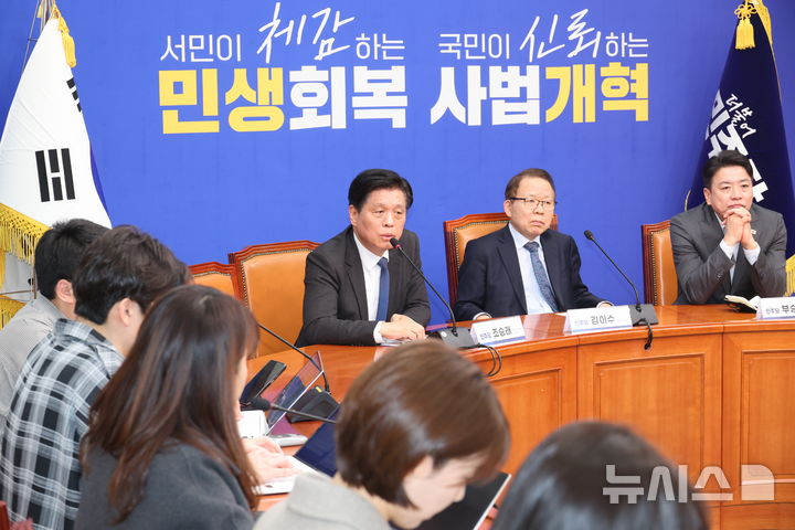 [서울=뉴시스] 김금보 기자 = 조승래 더불어민주당 중앙당 공천관리부위원장이 27일 오전 서울 여의도 국회에서 공천 심사 관련 취재진 질문에 답변하고 있다. 더불어민주당은 우상호 전 청와대 정무수석을 오는 지방선거에서 강원특별자치도 도지사 후보에 단수공천한다. 2026.02.27. kgb@newsis.com