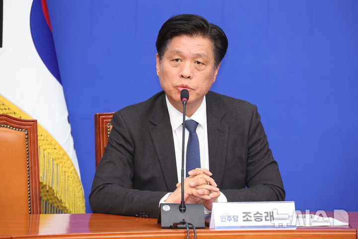 [서울=뉴시스] 김금보 기자 = 조승래 더불어민주당 중앙당 공천관리부위원장이 27일 오전 서울 여의도 국회에서 공천 심사 관련 취재진 질문에 답변하고 있다. 더불어민주당은 우상호 전 청와대 정무수석을 오는 지방선거에서 강원특별자치도 도지사 후보에 단수공천한다. 2026.02.27. kgb@newsis.com