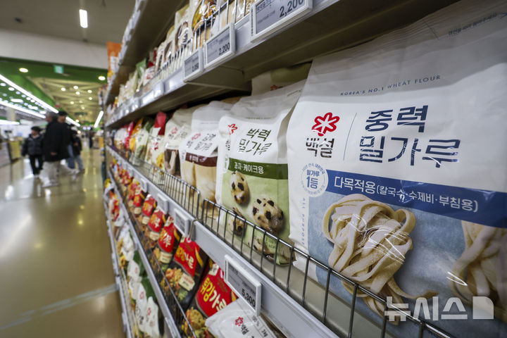 [서울=뉴시스] 정병혁 기자 = 지난달 27일 서울 서초구 하나로마트 양재점에 밀가루가 진열돼 있는 모습. 2026.02.27. jhope@newsis.com **사진은 기사 내용과 직접 관련 없습니다**
