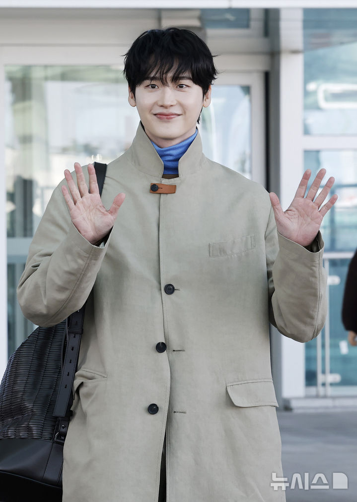 [인천공항=뉴시스] 김혜진 기자 = 배우 이종석이 해외 패션쇼 참석을 위해 27일 인천국제공항을 통해 이탈리아 밀라노로 출국 하고 있다. 2026.02.27. jini@newsis.com