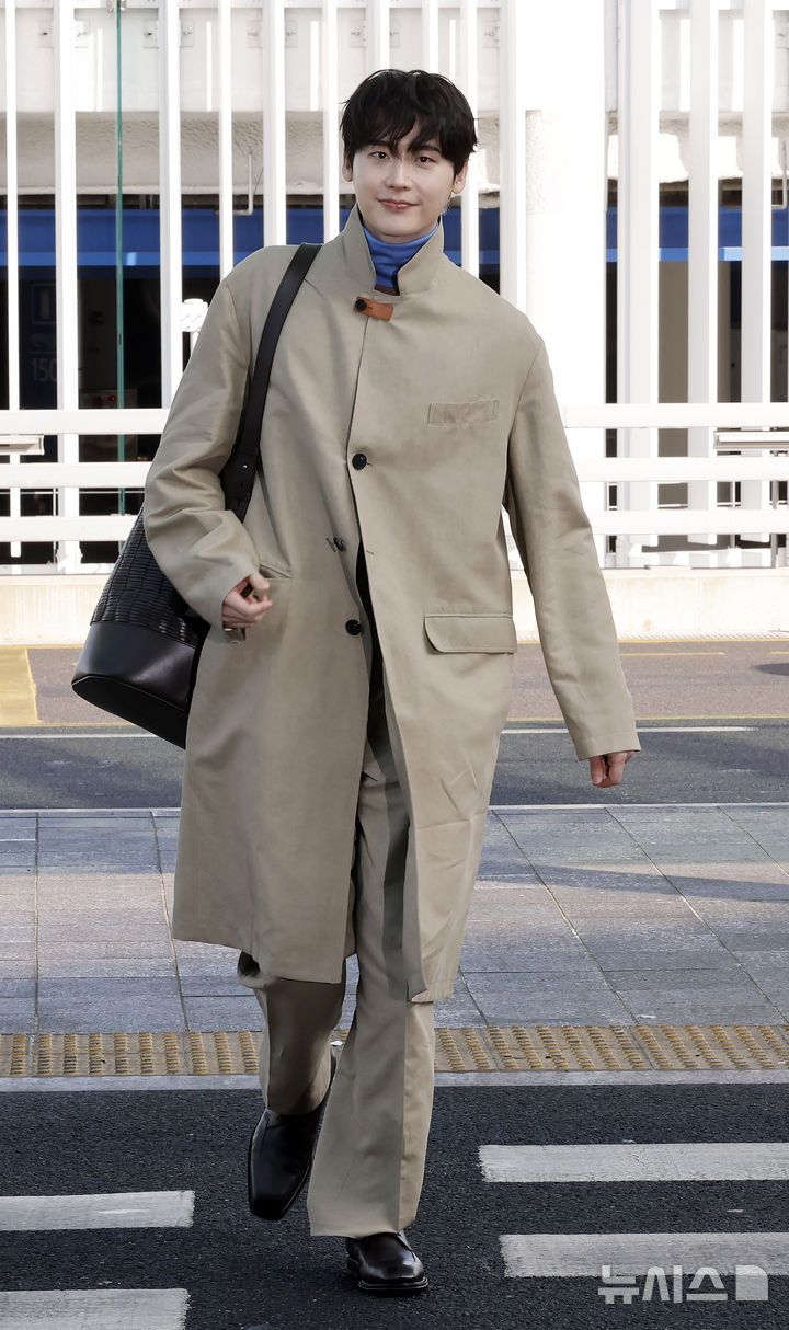 [인천공항=뉴시스] 김혜진 기자 = 배우 이종석이 해외 패션쇼 참석을 위해 27일 인천국제공항을 통해 이탈리아 밀라노로 출국 하고 있다. 2026.02.27. jini@newsis.com