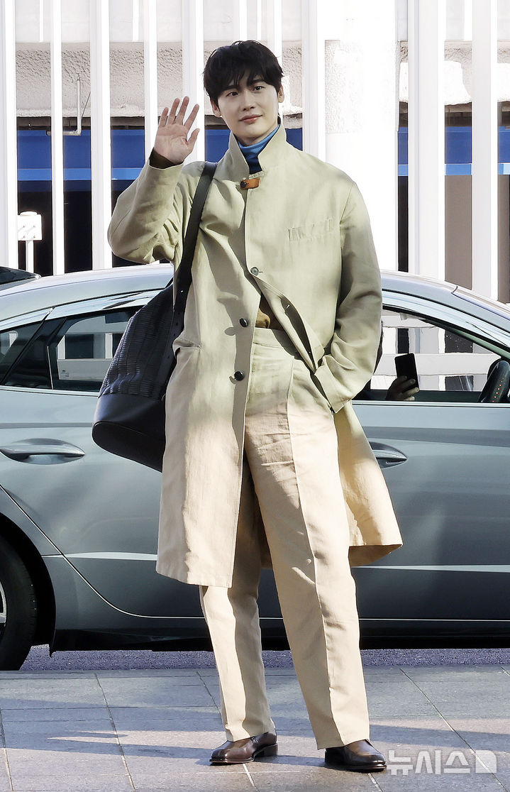 [인천공항=뉴시스] 김혜진 기자 = 배우 이종석이 해외 패션쇼 참석을 위해 27일 인천국제공항을 통해 이탈리아 밀라노로 출국 하고 있다. 2026.02.27. jini@newsis.com