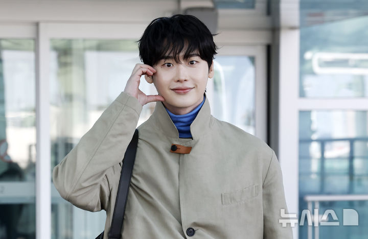 [인천공항=뉴시스] 김혜진 기자 = 배우 이종석이 해외 패션쇼 참석을 위해 27일 인천국제공항을 통해 이탈리아 밀라노로 출국 하고 있다. 2026.02.27. jini@newsis.com