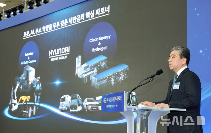 [군산=뉴시스] 최동준 기자 = 장재훈 현대자동차그룹 부회장이 27일 전북 군산 새만금컨벤션센터에서 열린 '새만금 로봇·수소·AI시티 투자협약식'에서 새만금 미래 전략사업 투자계획 발표를 하고 있다. (청와대통신사진기자단) 2026.02.27. photocdj@newsis.com