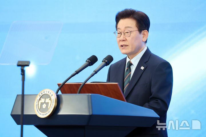 [군산=뉴시스] 최동준 기자 = 이재명 대통령이 27일 전북 군산 새만금컨벤션센터에서 열린 '새만금 로봇·수소·AI시티 투자협약식'에서 축사를 하고 있다. (청와대통신사진기자단) 2026.02.27. photocdj@newsis.com