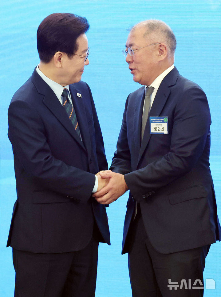 [군산=뉴시스] 최동준 기자 = 이재명 대통령이 27일 전북 군산 새만금컨벤션센터에서 열린 '새만금 로봇·수소·AI시티 투자협약식'에서 기념촬영을 마친 뒤 정의선 현대자동차그룹 회장과 악수하고 있다. (청와대통신사진기자단) 2026.02.27. photocdj@newsis.com