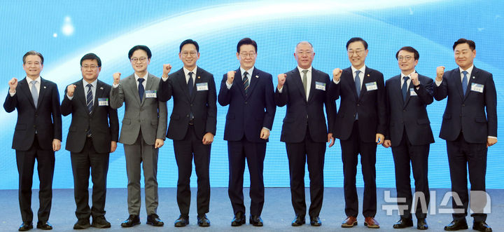 [군산=뉴시스] 최동준 기자 = 이재명 대통령이 27일 전북 군산 새만금컨벤션센터에서 열린 '새만금 로봇·수소·AI시티 투자협약식'에서 참석자들과 기념촬영을 하고 있다.왼쪽부터 김용범 정책실장, 김성환 기후에너지환경부 장관, 김정관 산업통상부 장관, 배경훈 부총리 겸 과학기술정보통신부 장관, 이 대통령, 정의선 현대자동차그룹 회장, 김윤덕 국토교통부 장관, 김의겸 새만금개발청장, 김관영 전북도지사. (청와대통신사진기자단) 2026.02.27. photocdj@newsis.com