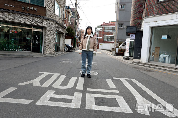 [서울=뉴시스] 박진희 기자 = 이유리 작가가 27일 서울 은평구 작업실 인근에서 포즈를 취하고 있다. 이 작가는 남편 김홍 작가와 문학부부로 활동하며, 최근 데뷔 후 첫 장편 소설 '구름 사람들' 출간했다. 2026.02.28. pak7130@newsis.com