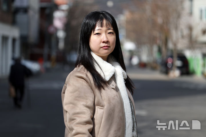 [서울=뉴시스] 박진희 기자 = 이유리 작가가 27일 서울 은평구 작업실 인근에서 포즈를 취하고 있다. 이 작가는 남편 김홍 작가와 문학부부로 활동하며, 최근 데뷔 후 첫 장편 소설 '구름 사람들' 출간했다. 2026.02.28. pak7130@newsis.com