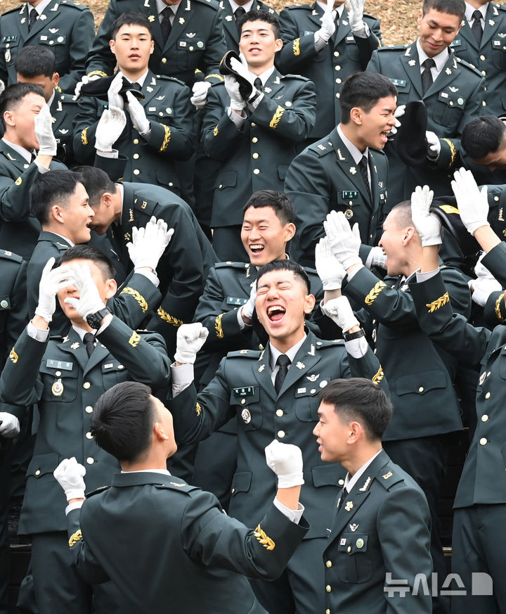 [경기광주=뉴시스] 김종택 기자 = 27일 경기 광주시 오포읍 육군 특수전학교에서 열린 '특전부사관 262기 임관식'에서 특전부사관들이 기념촬영을 마친 뒤 박수를 치고 있다. 2026.02.27. jtk@newsis.com