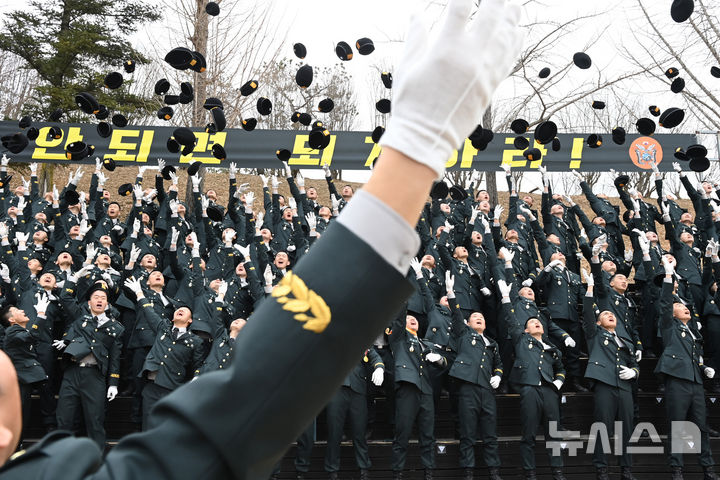 [경기광주=뉴시스] 김종택 기자 = 27일 경기 광주시 오포읍 육군 특수전학교에서 열린 '특전부사관 262기 임관식'에서 특전부사관들이 검은 베레모를 던지고 있다. 2026.02.27. jtk@newsis.com