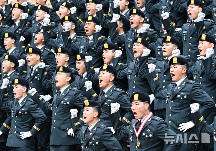 [경기광주=뉴시스] 김종택 기자 = 27일 경기 광주시 오포읍 육군 특수전학교에서 열린 '특전부사관 262기 임관식'에서 특전부사관들이 구호를 외지고 있다. 2026.02.27. jtk@newsis.com