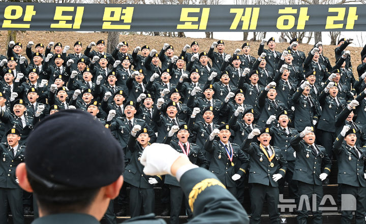 [경기광주=뉴시스] 김종택 기자 = 27일 경기 광주시 오포읍 육군 특수전학교에서 열린 '특전부사관 262기 임관식'에서 특전부사관들이 구호를 외치고 있다. 2026.02.27. jtk@newsis.com