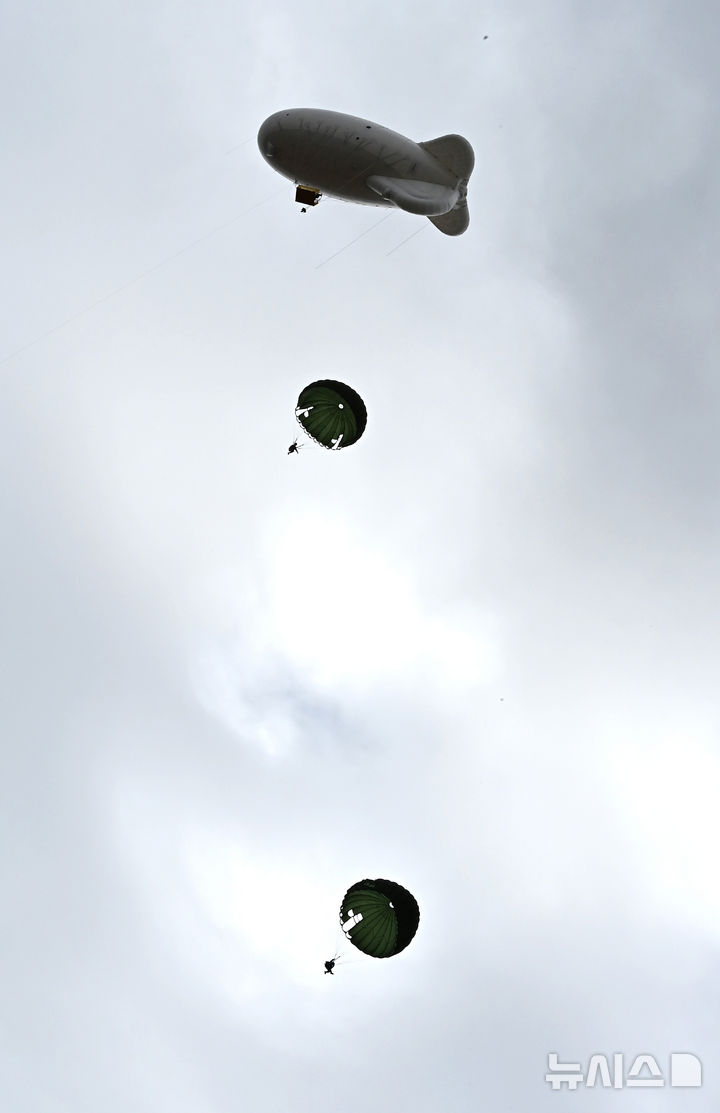 [경기광주=뉴시스] 김종택 기자 = 27일 경기 광주시 오포읍 육군 특수전학교에서 열린 '특전부사관 262기 임관식'에서 특전요원들이 기구강하 시범을 펼치고 있다. 2026.02.27. jtk@newsis.com