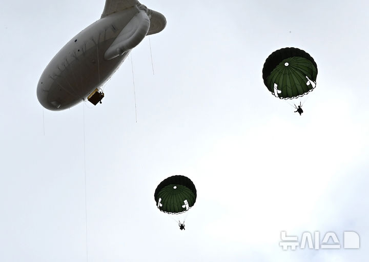 [경기광주=뉴시스] 김종택 기자 = 27일 경기 광주시 오포읍 육군 특수전학교에서 열린 '특전부사관 262기 임관식'에서 특전요원들이 기구강하 시범을 펼치고 있다. 2026.02.27. jtk@newsis.com