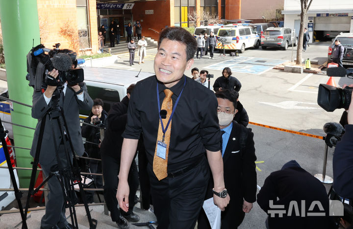 [서울=뉴시스] 황준선 기자 = 이준석 개혁신당 대표가 고발한 '부정선거 주장' 관련 혐의를 받는 한국사 강사 출신 보수 유튜버 전한길 씨가 27일 서울 동작구 서울경찰청 형사기동대에 피의자 신분으로 조사를 받기 위해 출석하고 있다. 2026.02.27. hwang@newsis.com