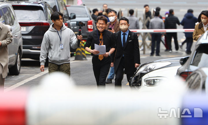 [서울=뉴시스] 황준선 기자 = 이준석 개혁신당 대표가 고발한 '부정선거 주장' 관련 혐의를 받는 한국사 강사 출신 보수 유튜버 전한길 씨가 27일 서울 동작구 서울경찰청 형사기동대에 피의자 신분으로 조사를 받기 위해 출석하고 있다. 2026.02.27. hwang@newsis.com