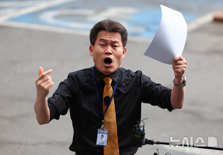 [서울=뉴시스] 황준선 기자 = 이준석 개혁신당 대표가 고발한 '부정선거 주장' 관련 혐의를 받는 한국사 강사 출신 보수 유튜버 전한길 씨가 27일 서울 동작구 서울경찰청 형사기동대에 피의자 신분으로 조사를 받기 위해 출석하며 입장을 밝히고 있다. 2026.02.27. hwang@newsis.com