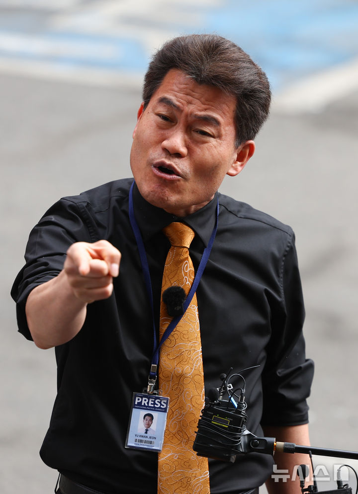 [서울=뉴시스] 황준선 기자 = 이준석 개혁신당 대표가 고발한 '부정선거 주장' 관련 혐의를 받는 한국사 강사 출신 보수 유튜버 전한길 씨가 27일 서울 동작구 서울경찰청 형사기동대에 피의자 신분으로 조사를 받기 위해 출석하며 입장을 밝히고 있다. 2026.02.27. hwang@newsis.com