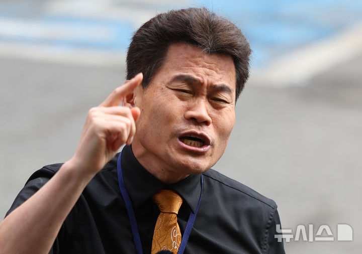 경찰, 극우 유튜버 전한길 재소환…이준석 명예훼손 조사