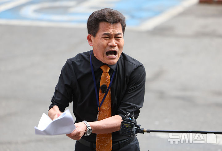 [서울=뉴시스] 황준선 기자 = 이준석 개혁신당 대표가 고발한 '부정선거 주장' 관련 혐의를 받는 한국사 강사 출신 보수 유튜버 전한길 씨가 27일 서울 동작구 서울경찰청 형사기동대에 피의자 신분으로 조사를 받기 위해 출석하며 입장을 밝히고 있다. 2026.02.27. hwang@newsis.com