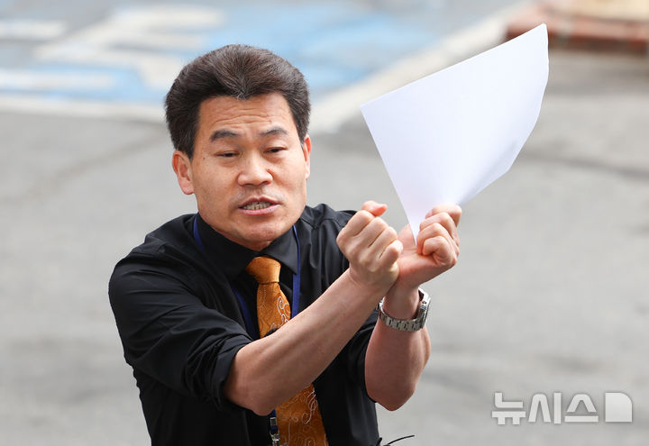 이준석과 토론 앞둔 전한길 경찰 출석… "구속되면 수갑 차고서라도 토론에 나갈 것" [뉴시스Pic]