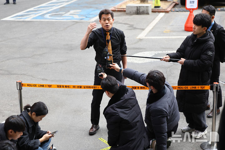 [서울=뉴시스] 황준선 기자 = 이준석 개혁신당 대표가 고발한 '부정선거 주장' 관련 혐의를 받는 한국사 강사 출신 보수 유튜버 전한길 씨가 27일 서울 동작구 서울경찰청 형사기동대에 피의자 신분으로 조사를 받기 위해 출석하며 입장을 밝히고 있다. 2026.02.27. hwang@newsis.com