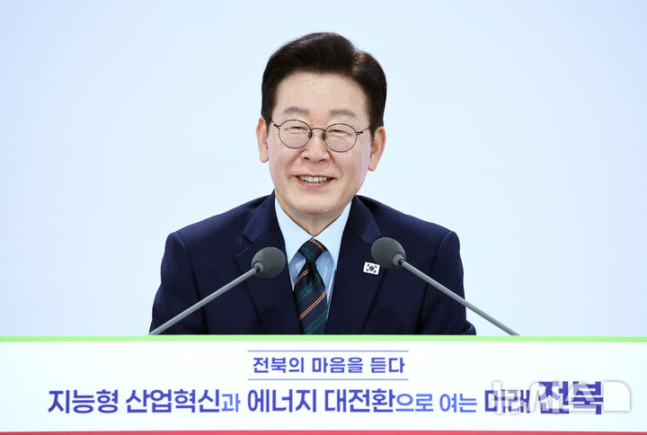 [전주=뉴시스] 최동준 기자 = 이재명 대통령이 27일 전북 전주시 전북대학교에서 열린 '전북의 마음을 듣다' 타운홀 미팅 간담회에서 발언하고 있다. (청와대통신사진기자단) 2026.02.27. photocdj@newsis.com