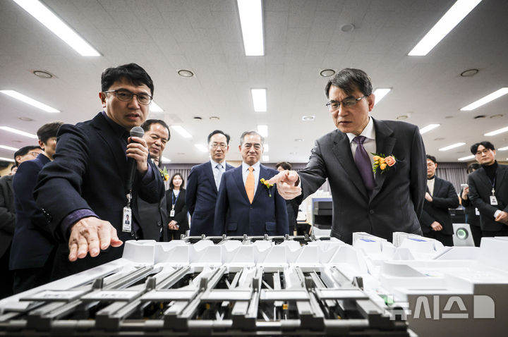 [과천=뉴시스] 정병혁 기자 = 노태악 중앙선거관리위원장이 27일 경기 과천시 중앙선거관리위원회에서 열린 제9회 전국동시지방선거 선거종합상황실 개소식에서 투표지 분류기를 살펴보고 있다. 2026.02.27. jhope@newsis.com