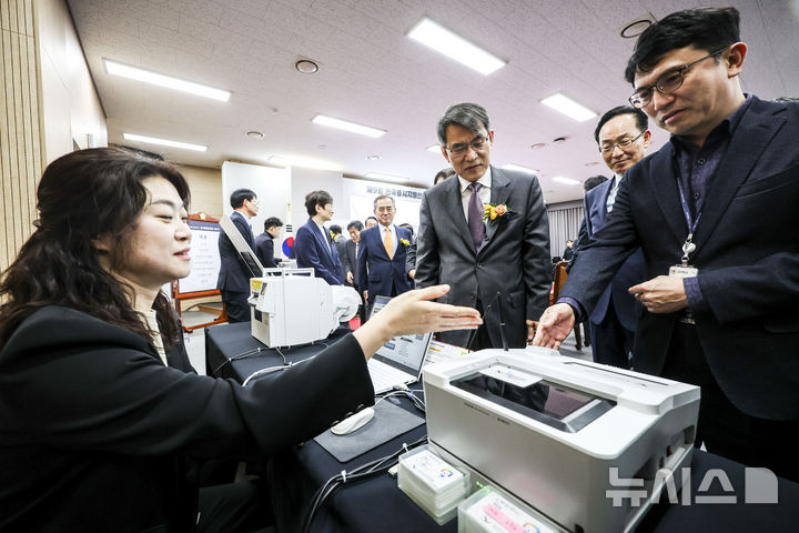 [과천=뉴시스] 정병혁 기자 = 노태악 중앙선거관리위원장이 27일 경기 과천시 중앙선거관리위원회에서 열린 제9회 전국동시지방선거 선거종합상황실 개소식에서 선거장비를 살펴보고 있다. 2026.02.27. jhope@newsis.com